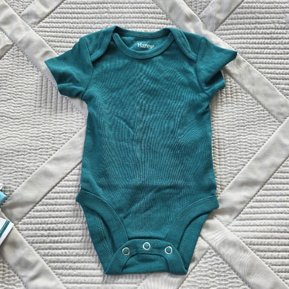 🔥5 FOR $25🔥NWOT 6 Pack Bundle Hanes Short Sleeve Onesies, 0-6M - Picture 2 of 14